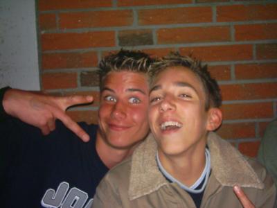 Hier haben wir zwei verr&uuml;ckte links den Gerrit und rechts den T&uuml;nnes. die sind auch &uuml;ber all und machen nur schei&szlig;e